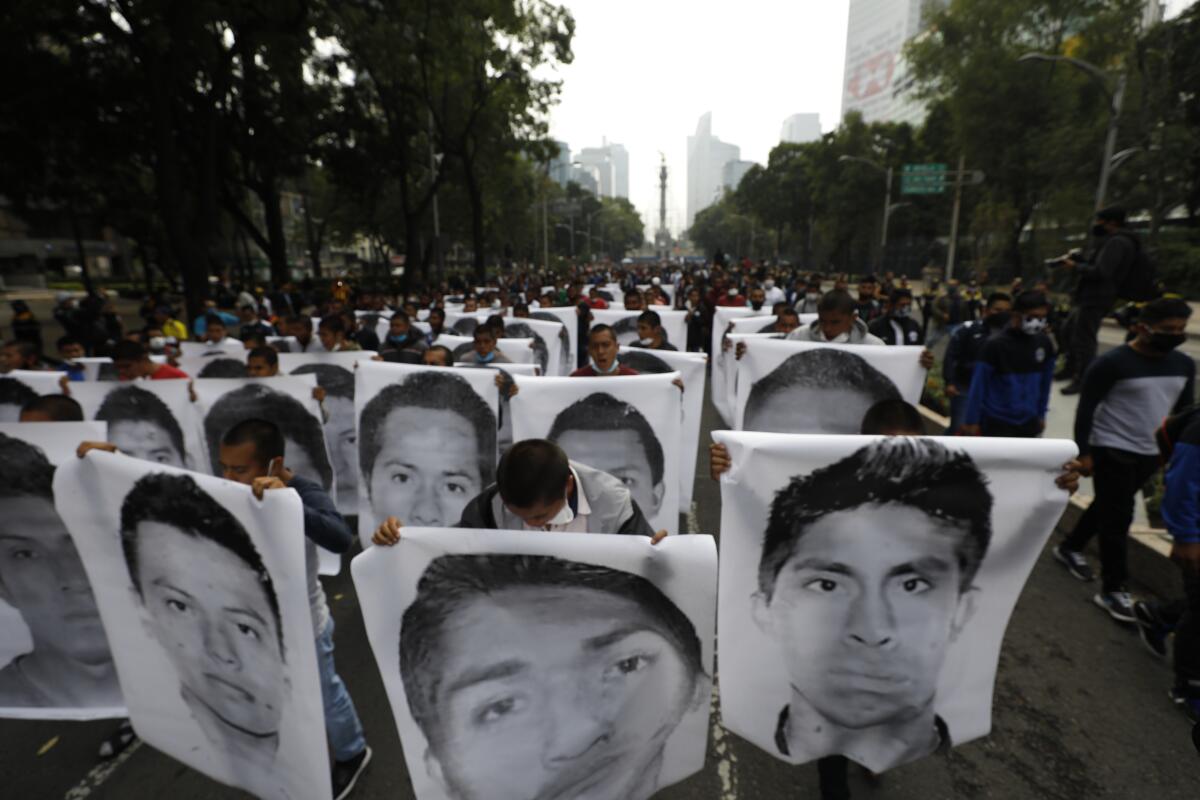 Estudiantes normalistas muestran las fotografías de los 43 estudiantes desaparecidos