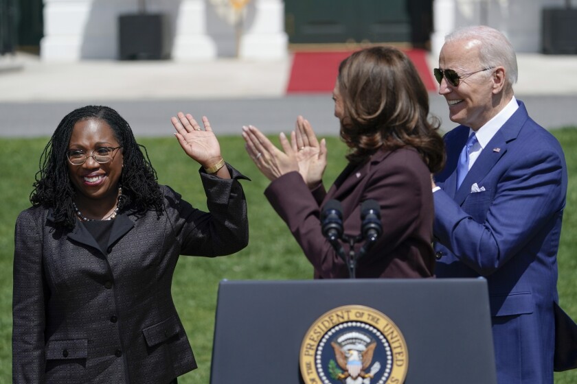 El presidente estadounidense Joe Biden y la vicepresidenta Kamala Harris aplauden a la jueza Ketanji Brown en un evento 
