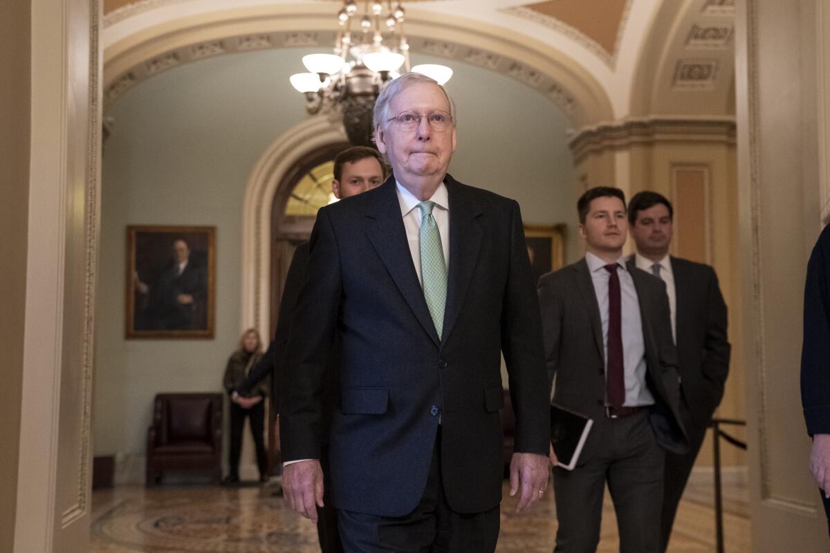 El líder de la mayoría del Senado, Mitch McConnell (R-Ky.), abandona la cámara después de criticar el martes el esfuerzo de los demócratas de la Cámara de Representantes para impugnar al presidente Trump.