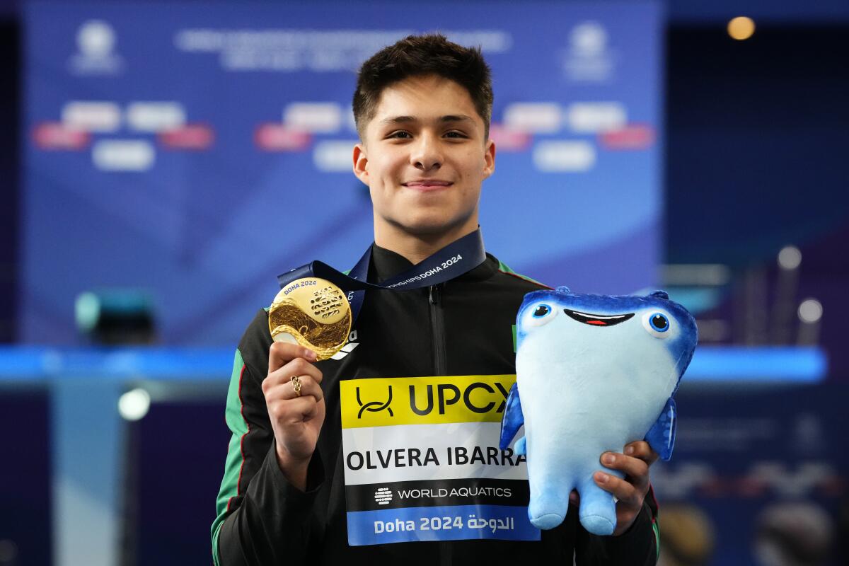 El mexicano Osmar Olvera Ibarra posa con la medalla de oro tras conquistar la prueba