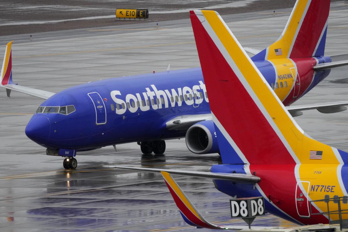 Un avión de Southwest Airlines llega al Aeropuerto Internacional Sky Harbor en Phoenix 