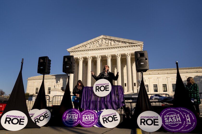 El reverendo Patrick Mahoney habla en una manifestación contra el aborto fuera de la Corte Suprema en Washington, el martes 30 de noviembre de 2021, mientras los activistas comienzan a llegar antes de los argumentos sobre el aborto en la corte en Washington.(AP Foto/Andrew Harnik)