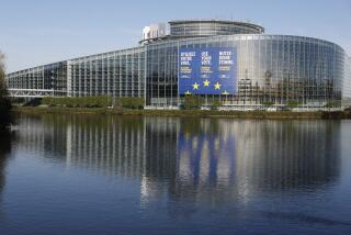 Una enorme pancarta promoviendo las elecciones europeas cubre el Parlamento Europeo, el jueves 11 de abril de 2024, en Estrasburgo, Francia. (AP Foto/Jean-Francois Badias)