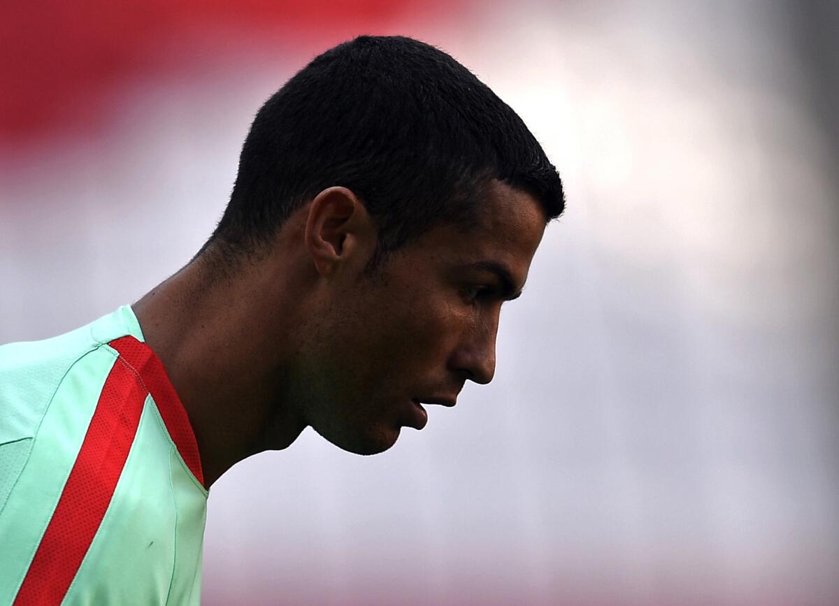 El jugador de la selección de Portugal, Cristiano Ronaldo, participa en un entrenamiento previo a su debut en la Copa Confederaciones el domingo, 18 de junio de 2017, en Kazán, Rusia. (AP Photo/Martin Meissner)