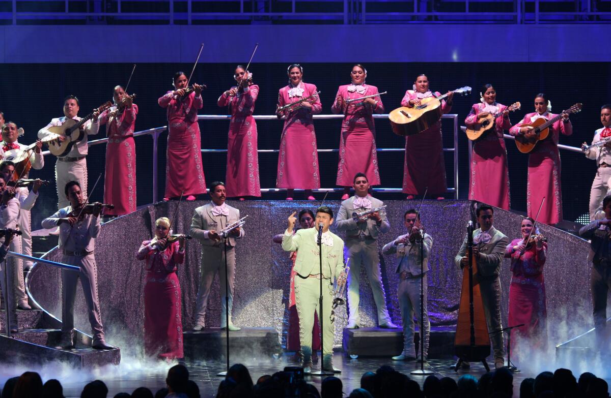 Mariachi Sol de Mexico y Mariachi Reyna De Los Angeles, de José Hernández 