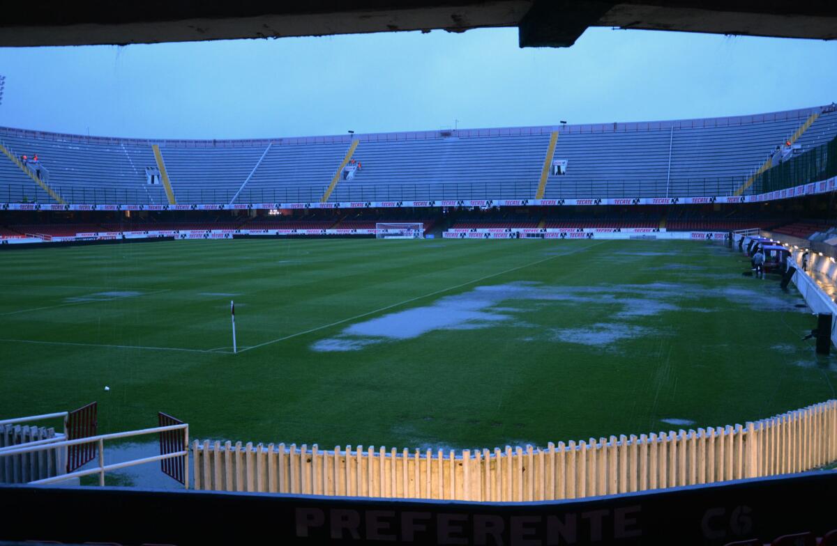 La cancha inundada del estadio Luis 'Pirata' Fuente, de los Tiburones Rojos de Veracruz, en Veracruz, México. La Liga MX del futbol mexicano pospuso hoy debido a la tormenta tropical 'Earl' el partido Veracruz-América.