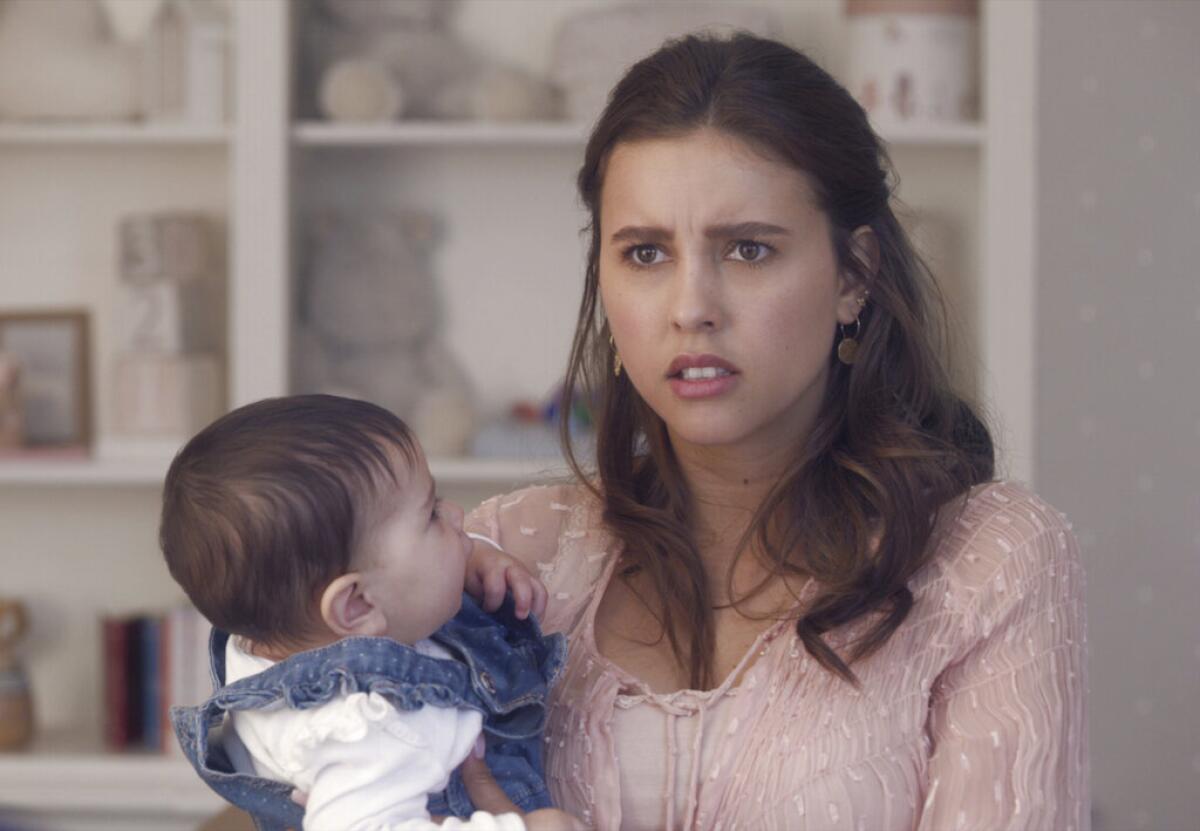 En esta imagen proporcionada por Netflix Paulina Goto como Mariana en una escena de "Madre solo hay dos"