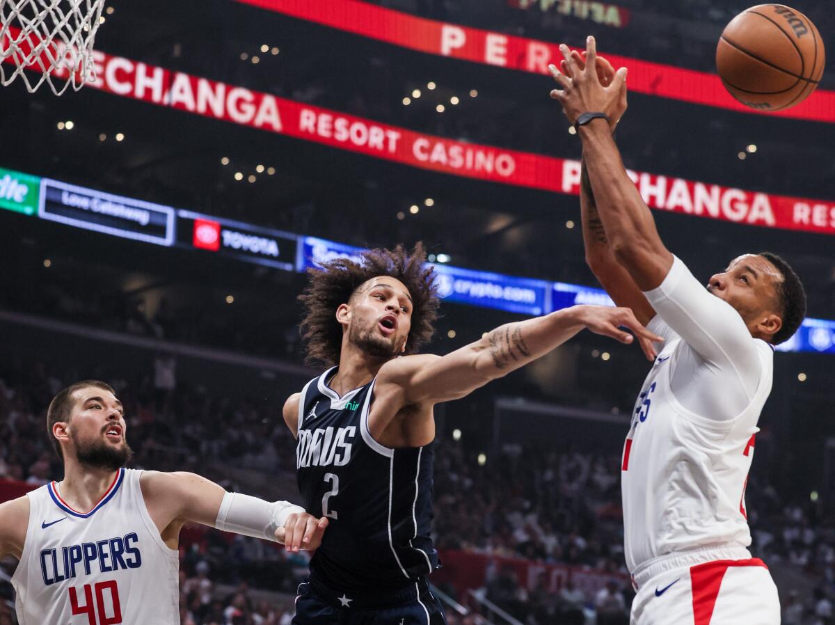 Dallas Mavericks'in pivotu Dereck Lively II, Clippers guardı Norman Powell'dan bir ribaund aldı
