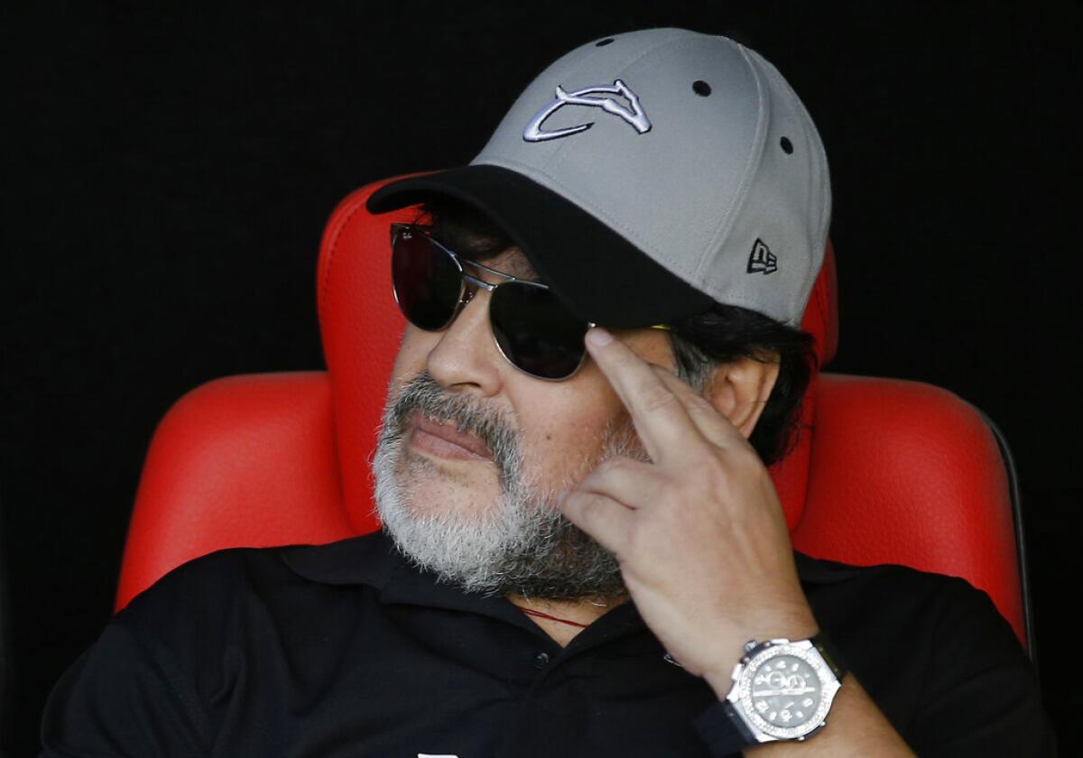 ARCHIVO - En esta foto del 5 de mayo de 2019, el técnico Diego Maradona observa desde el banquillo de Dorados de Culiacán durante el partido de vuelta ante Atlético San Luis en la final del torneo de Ascenso de México, en San Luis Potosí. (AP Foto/Eduardo Verdugo)