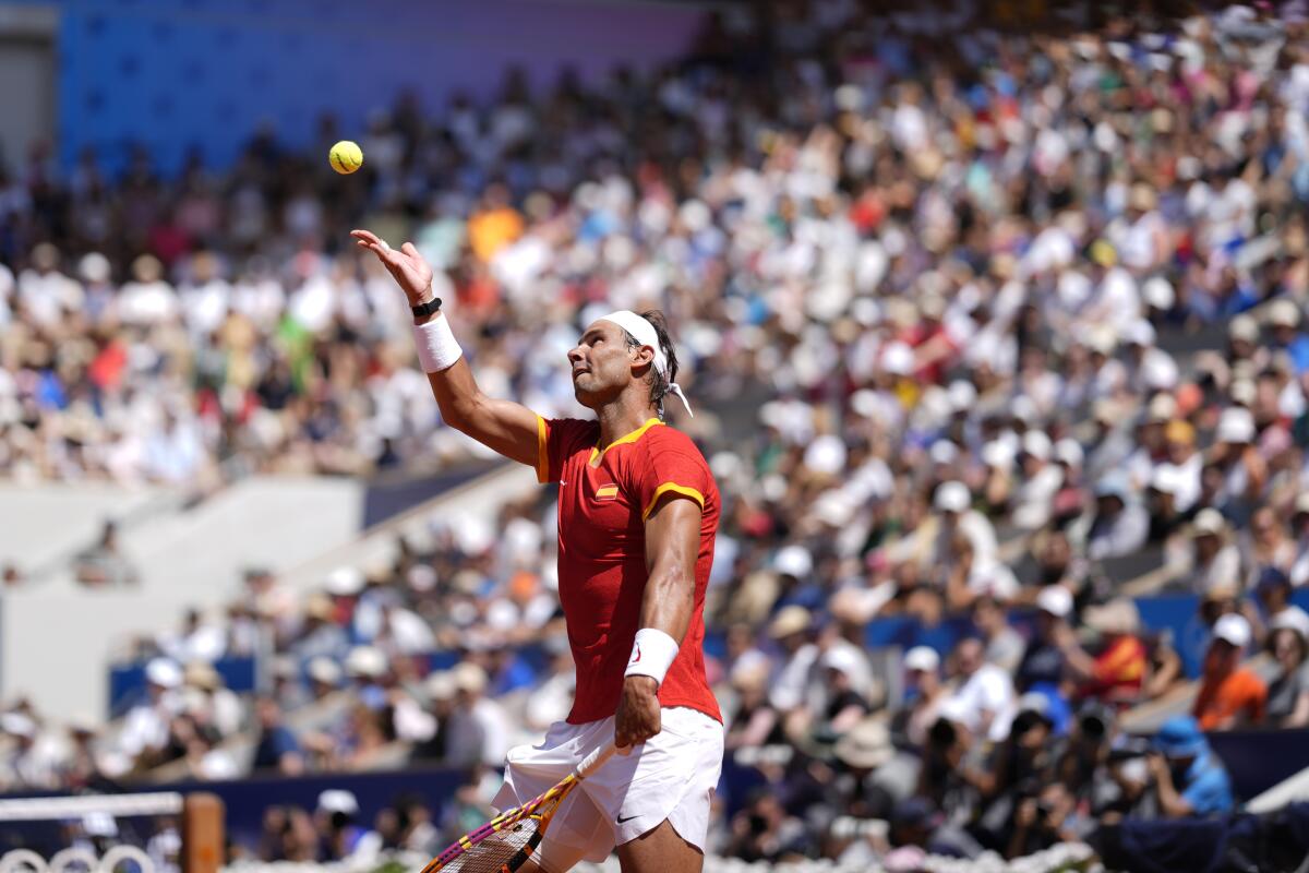 El español Rafael Nadal saca ante el serbio Novak Djokovic en el tenis de los Juegos Olímpicos