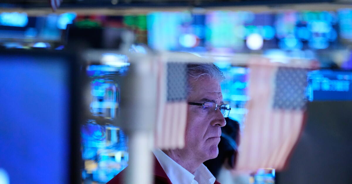 Bond‑Yield Swings Trigger Global Stock Moves as AI Gains Boost Wall Street