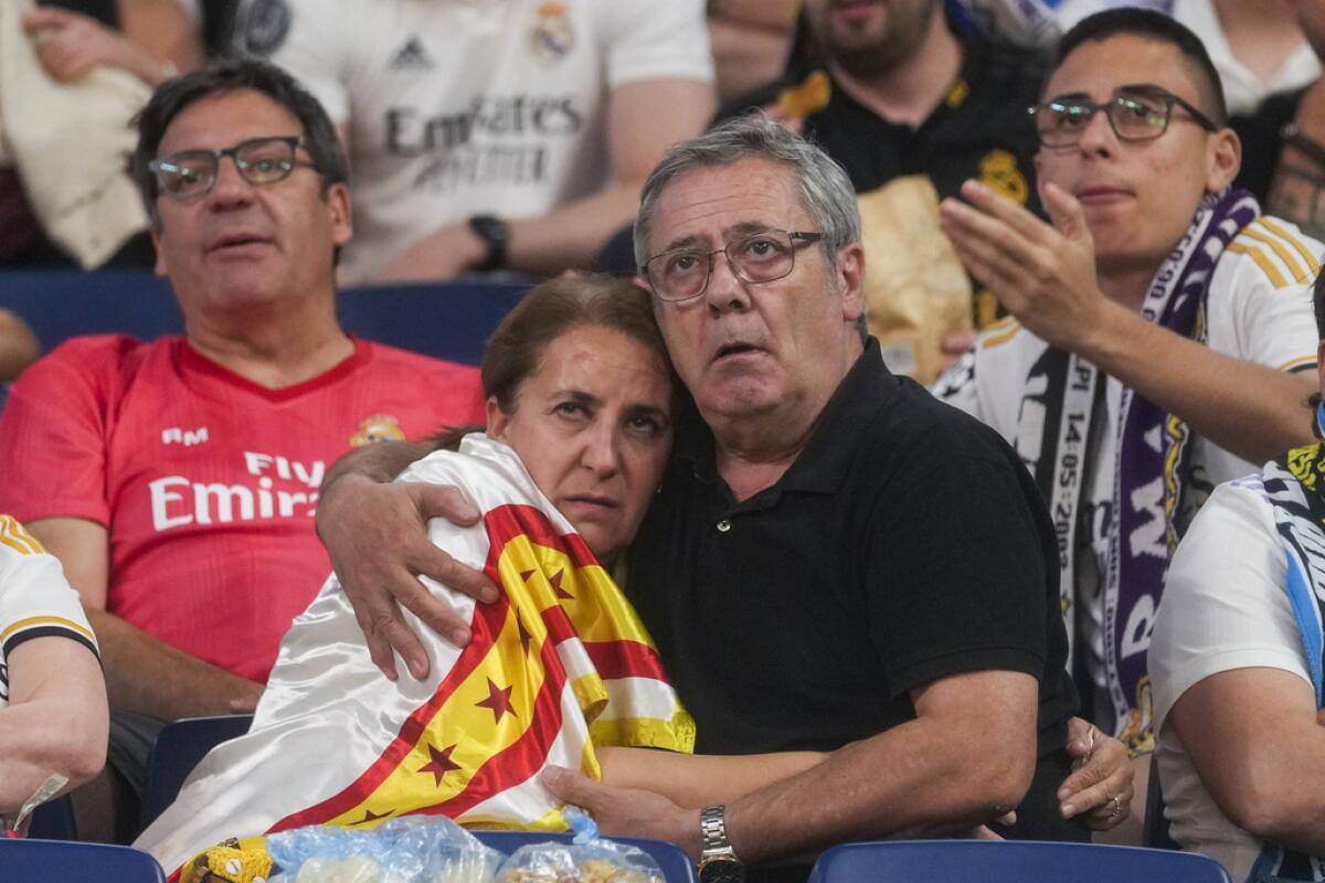 Los aficionados del Real Madrid miran 