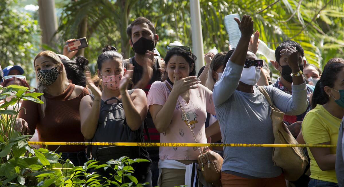 Un grupo de cubanos se reúnen en un parque frente a la embajada de Panamá