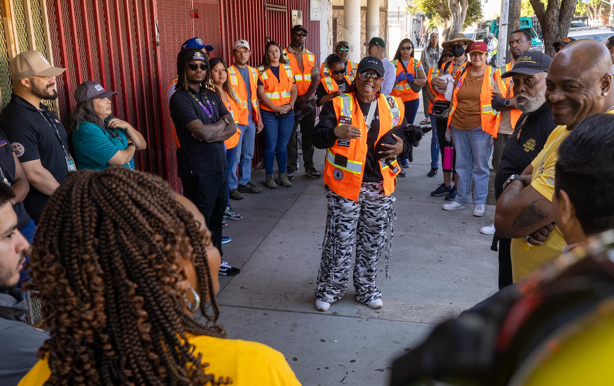 Inside Safe 的 Annetta Wells 在员工进入南洛杉矶的一个无家可归者营地前对他们进行指导