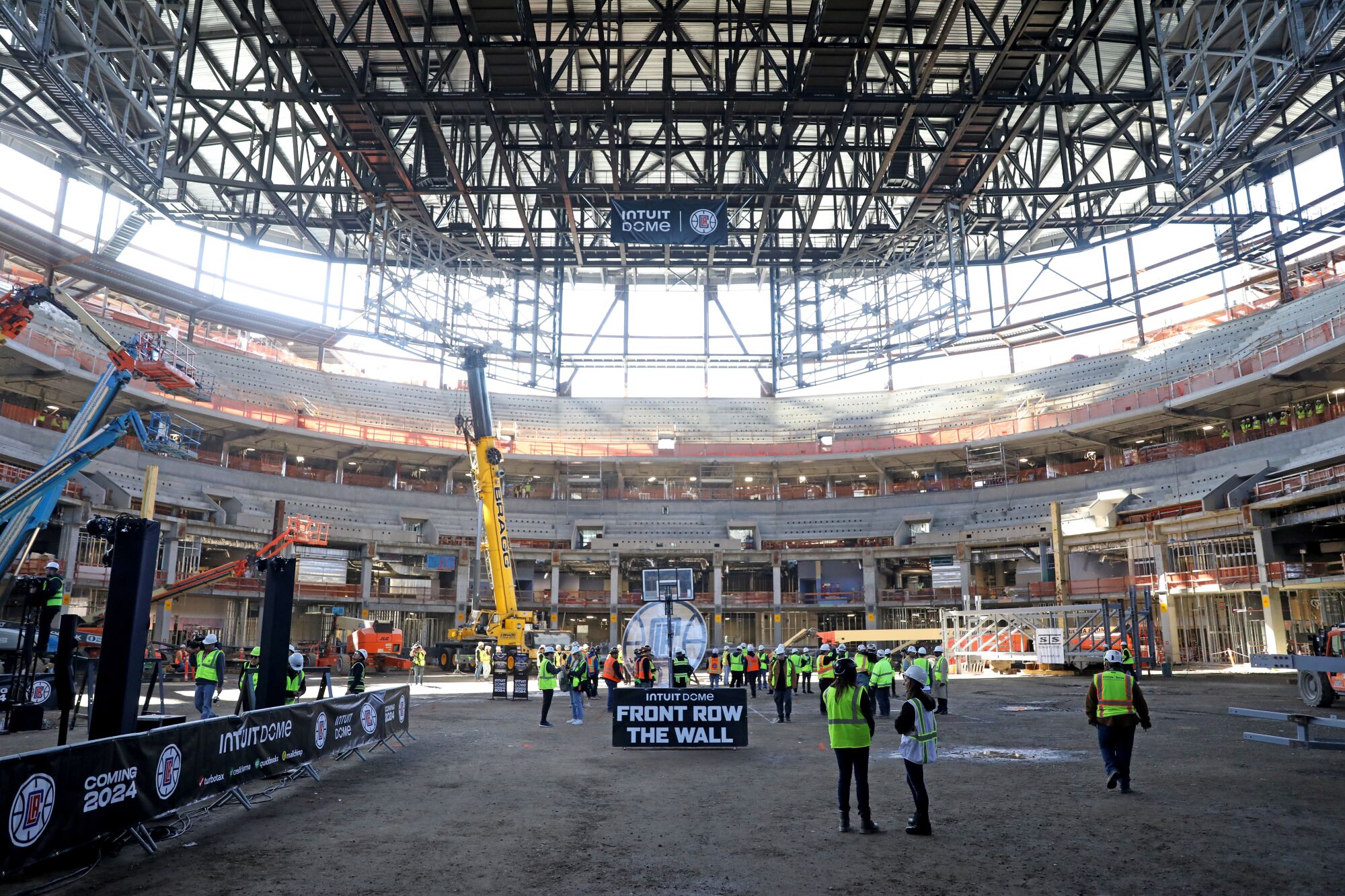 Intuit Dome'un zemin seviyesinden panoramik bir görünüm.