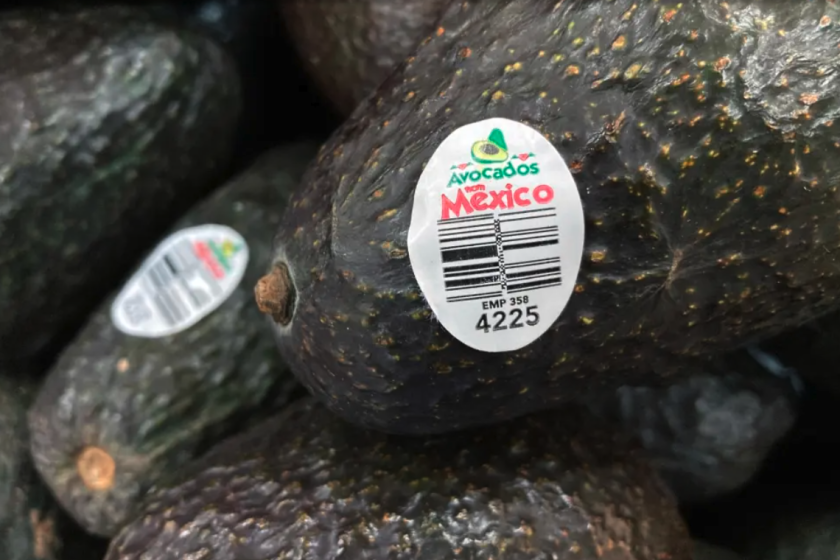 ARCHIVO – Aguacates de México se ponen a la venta en una tienda en Lyndhurst, 