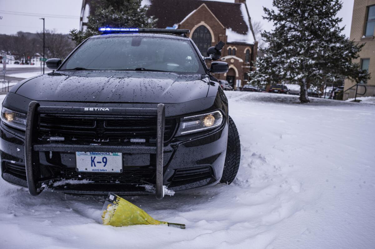 El vehículo de la policía asignado a Joshua Owen, en agente del oeste de Minnesota que murió