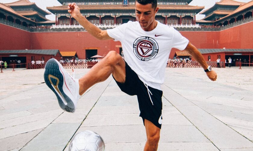 Cristiano Ronaldo controla un balón en la Ciudad Prohibida, en su 'CR7 tour' anual a China.