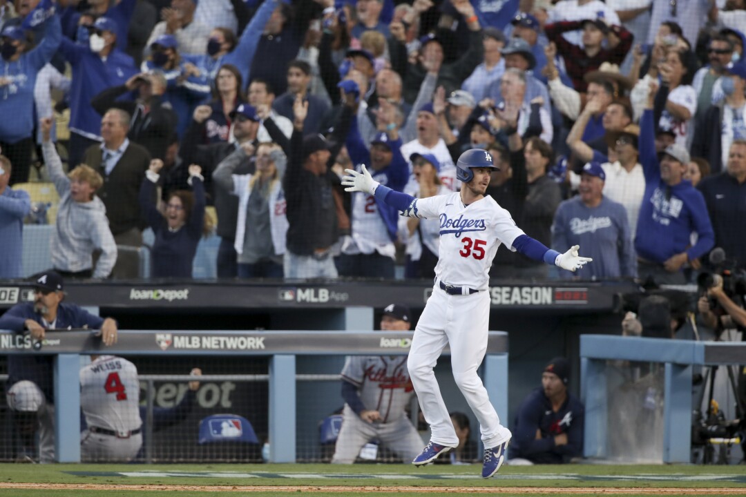 Cody Bellinger of the Los Angeles Dodgers celebrates victory in a decisive home run with three rounds.