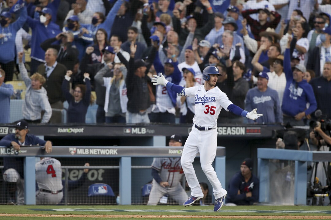 Cody Bellinger von den Los Angeles Dodgers jubelt, nachdem er den spielbestimmenden Homerun mit drei Runs erreicht hat.