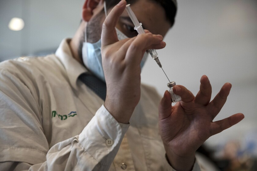 Un trabajador médico prepara un vial de la vacuna contra el coronavirus de Pfizer.