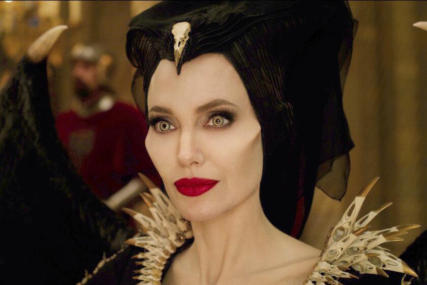 Angelina Jolie como Maleficent en una escena de "Maleficent: Mistress of Evil".