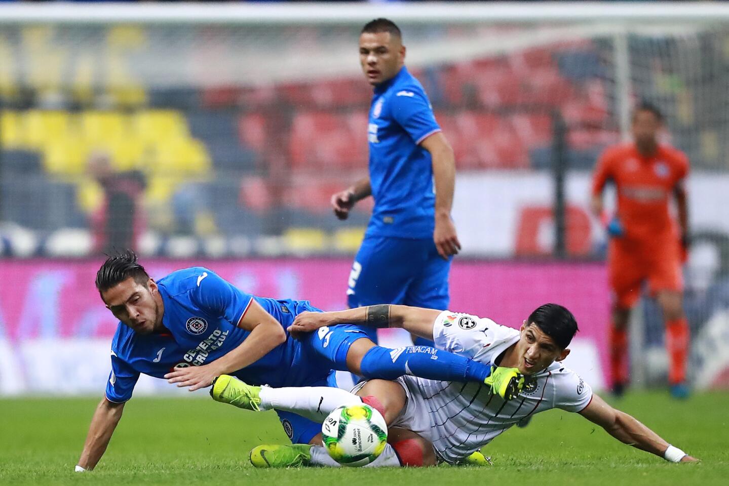 MEXICO CITY, MEXICO - JANUARY 12: Javier Salas #8 of Cruz Azul struggles for the ball with Alan Pulido #9 of Chivas during the 2nd round match between Cruz Azul and Chivas as part of the Torneo Clausura 2019 Liga MX at Azteca on January 12, 2019 in Mexico City, Mexico. (Photo by Hector Vivas/Getty Images) ** OUTS - ELSENT, FPG, CM - OUTS * NM, PH, VA if sourced by CT, LA or MoD **