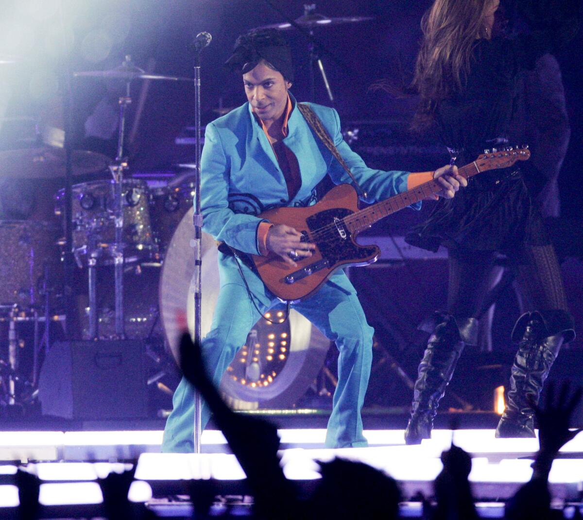 ARCHIVO - Prince durante su presentación en el espectáculo de medio tiempo del Super Bowl XLI 