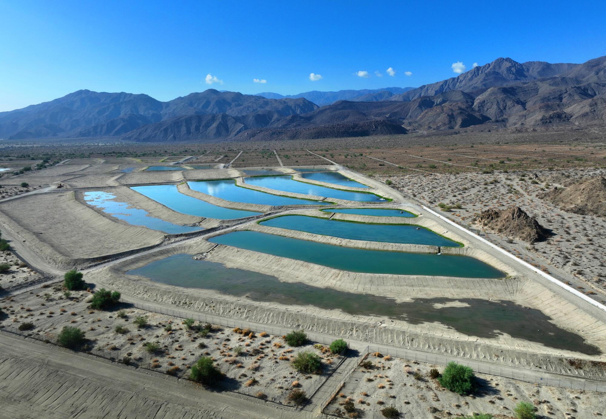 Les montagnes se reflètent dans les bassins de recharge des aquifères.