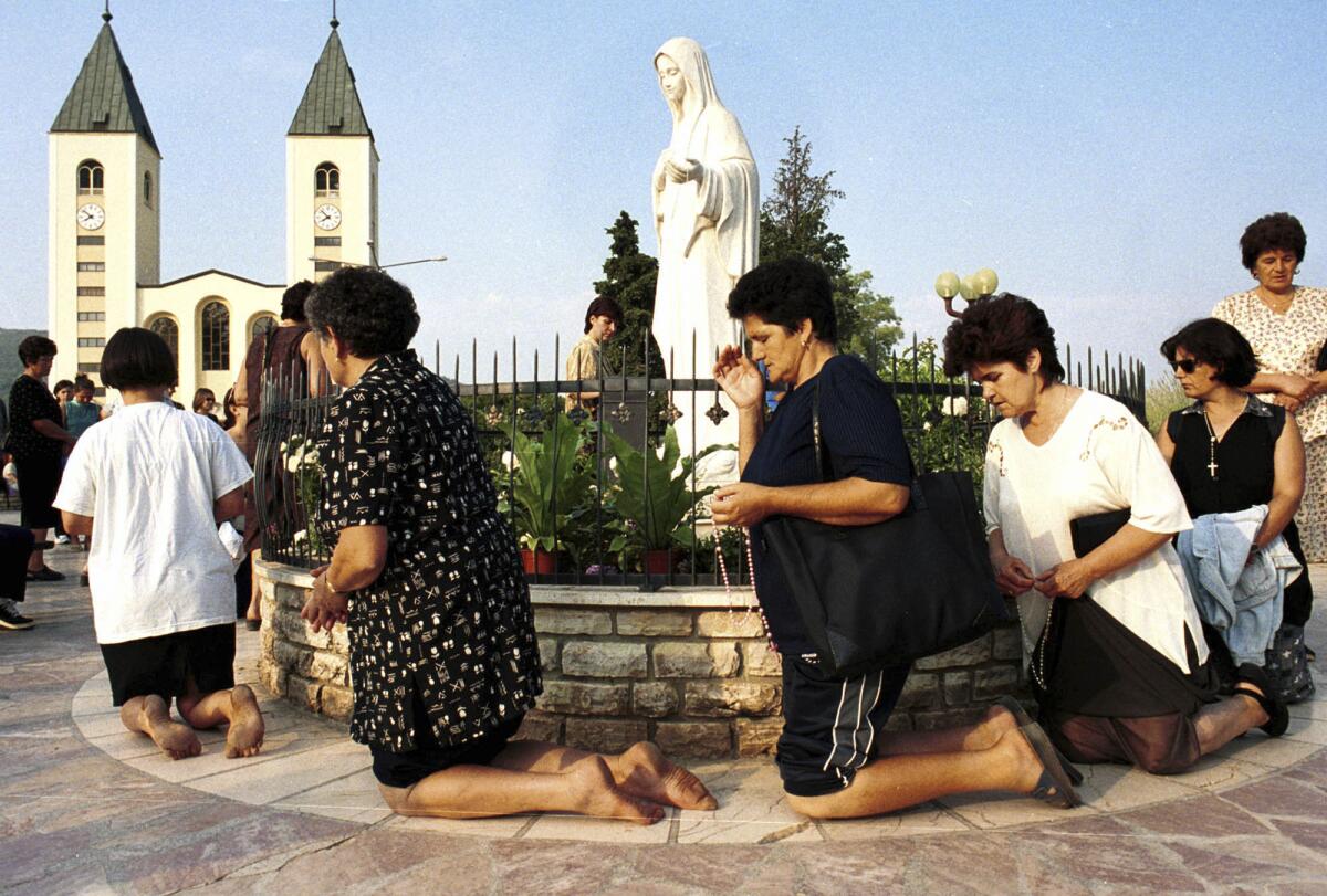 Fieles de la iglesia católica bosnia rezan durante la fiesta de la Asunción en Medjugorje, 