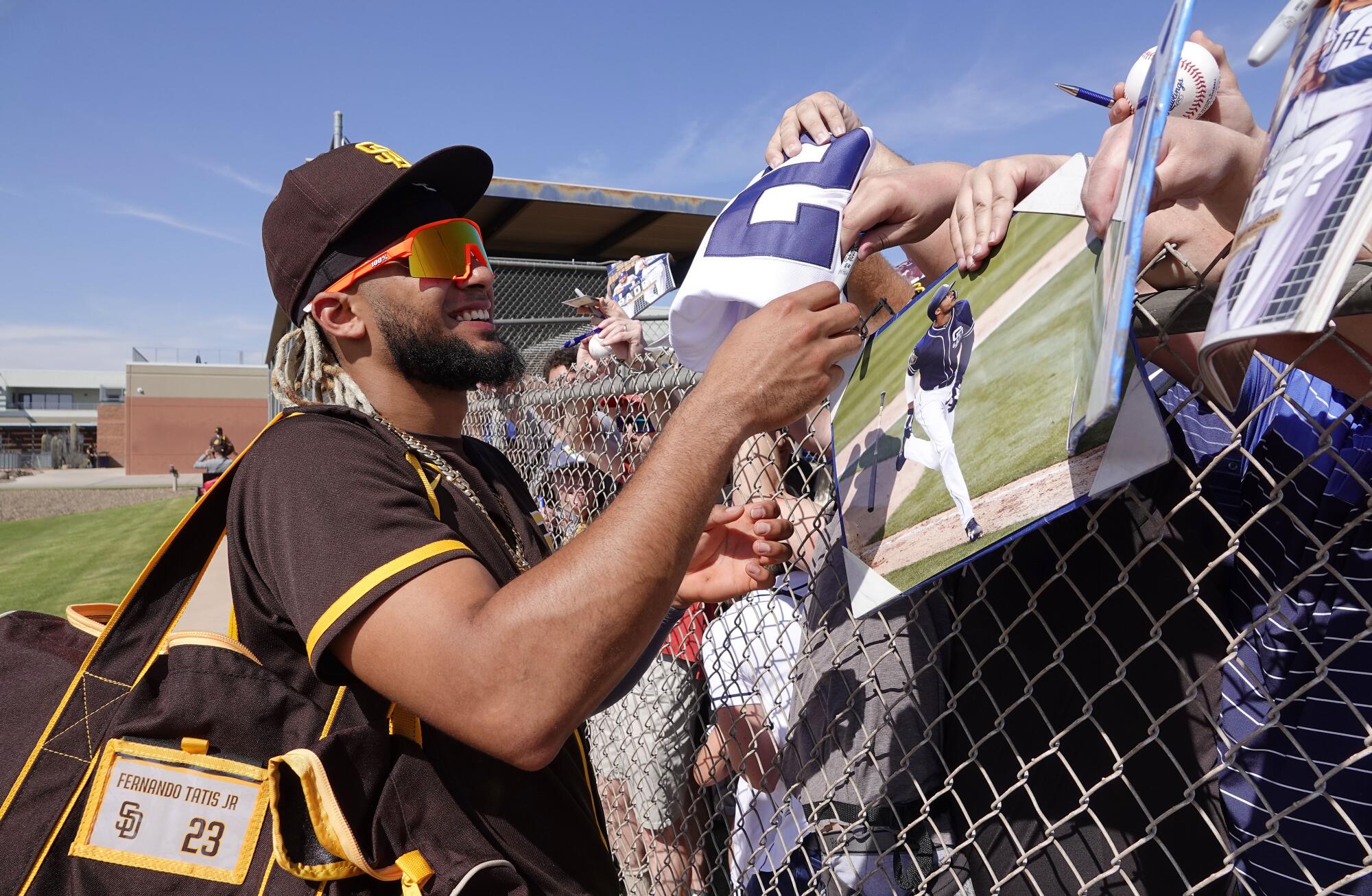 San Diego's greatest showman: Padres star Fernando Tatis Jr. shares, feels  the love from right field - The San Diego Union-Tribune