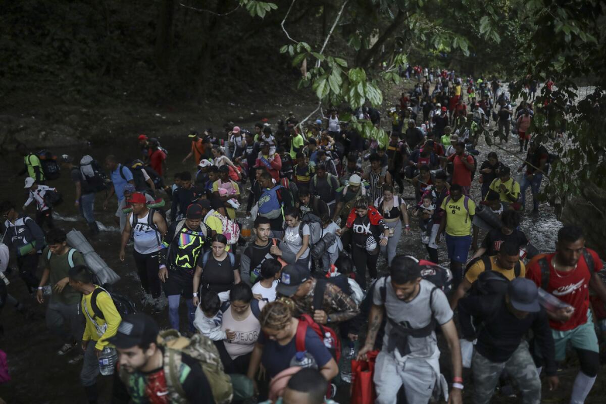 Migrantes inician la caminata a través del Darién desde Colombia a Panamá 