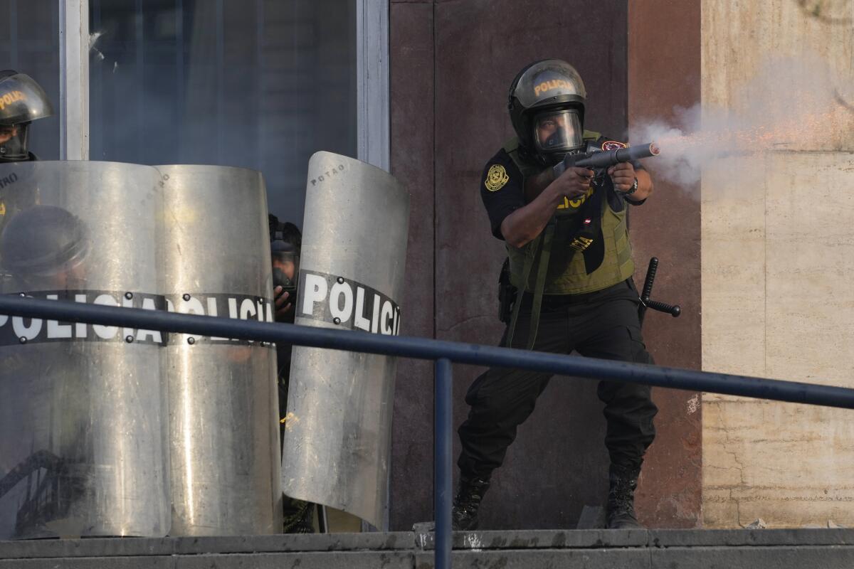 Un policía dispara gases lacrimógenos para dispersar a simpatizantes del destituido presidente Pedro Castillo