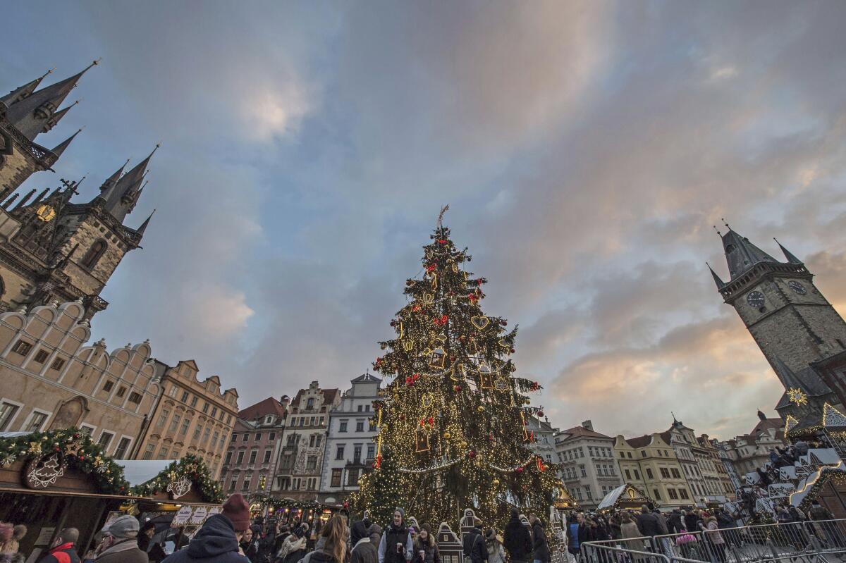 Vista del árbol de Navidad en la Plaza de la Ciudad Vieja de Praga, República Checa . 