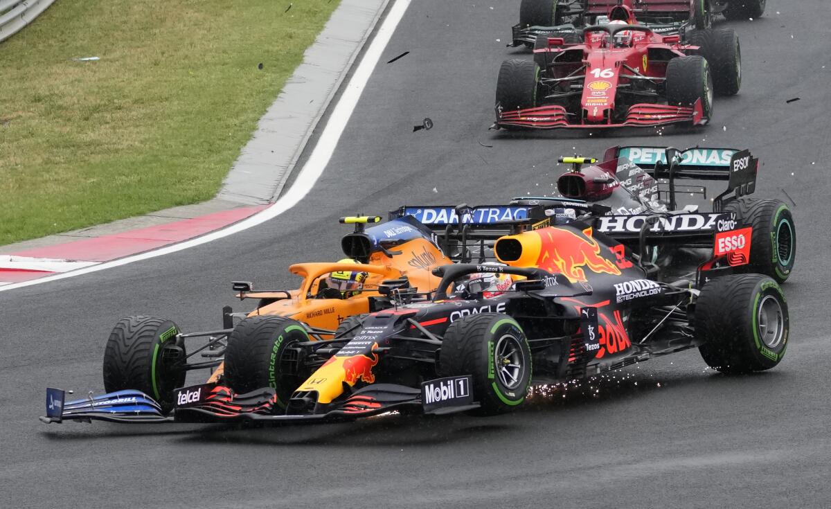 El Red Bull del piloto holandés Max Verstappen, al frente, es impactado por el McLaren.