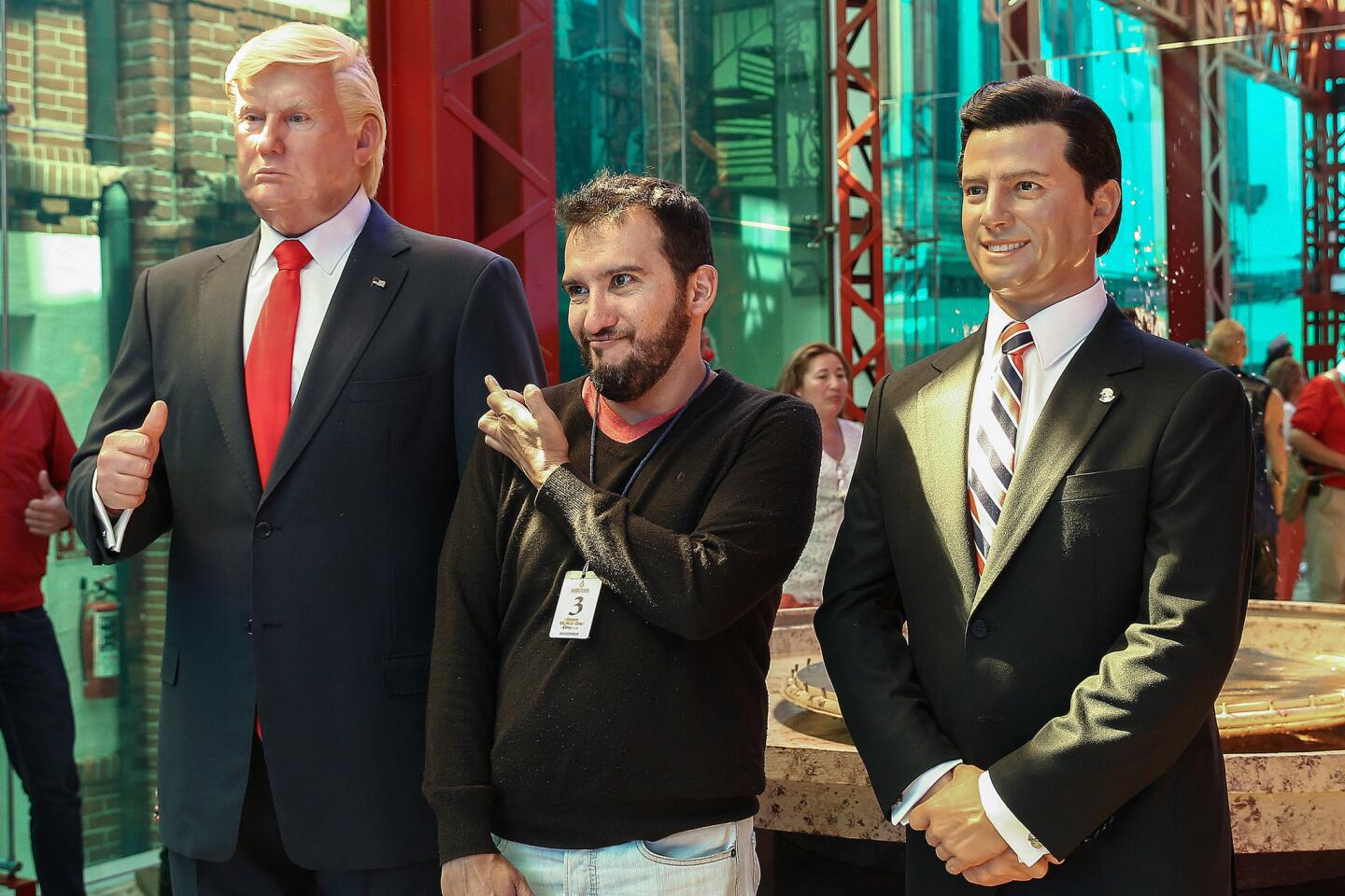Un hombre posa junto a las figuras de cera del presidente de EEUU, Donald Trump (i), y del presidente de México, Enrique Peña Nieto (d), en una exposición en el Museo de Cera de Ciudad de México (México).