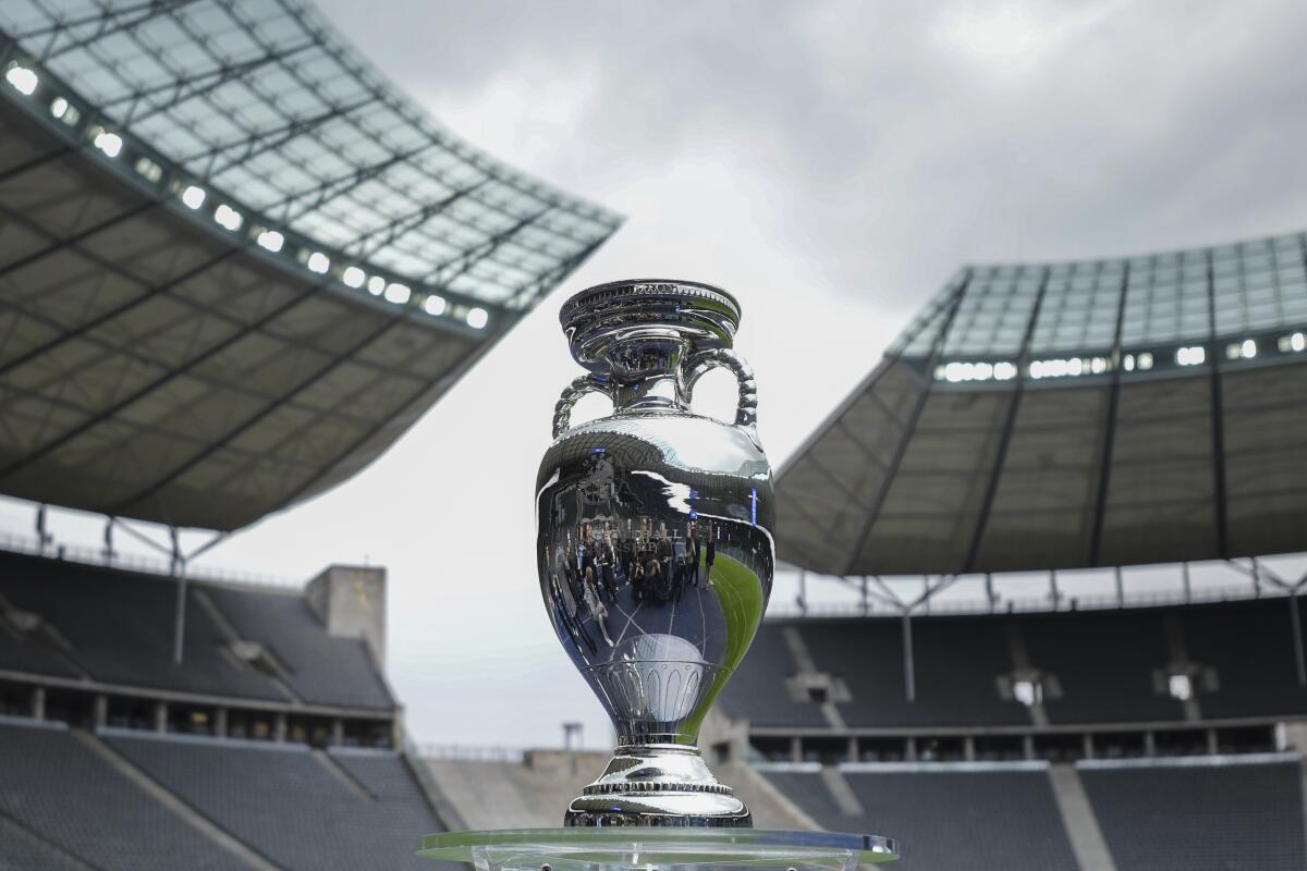 El trofeo del Campeonato Europeo es presentado en el Estadio Olímpico de Berlín, 