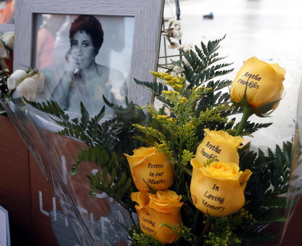 Vista de las velas, fotografías y flores que decoran la estrella que la cantante estadounidense Aretha Franklin tiene en el paseo de la Fama de Hollywood, California.