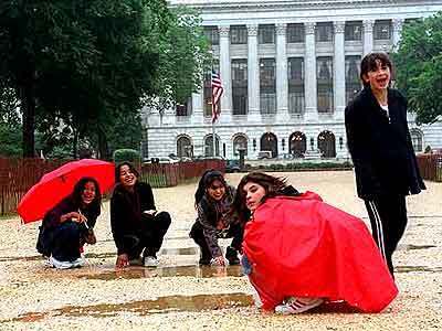 WASHINGTON, D.C.: Fifth-graders from Ivanhoe Elementary in Silver Lake experience Eastern weather on a class trip.