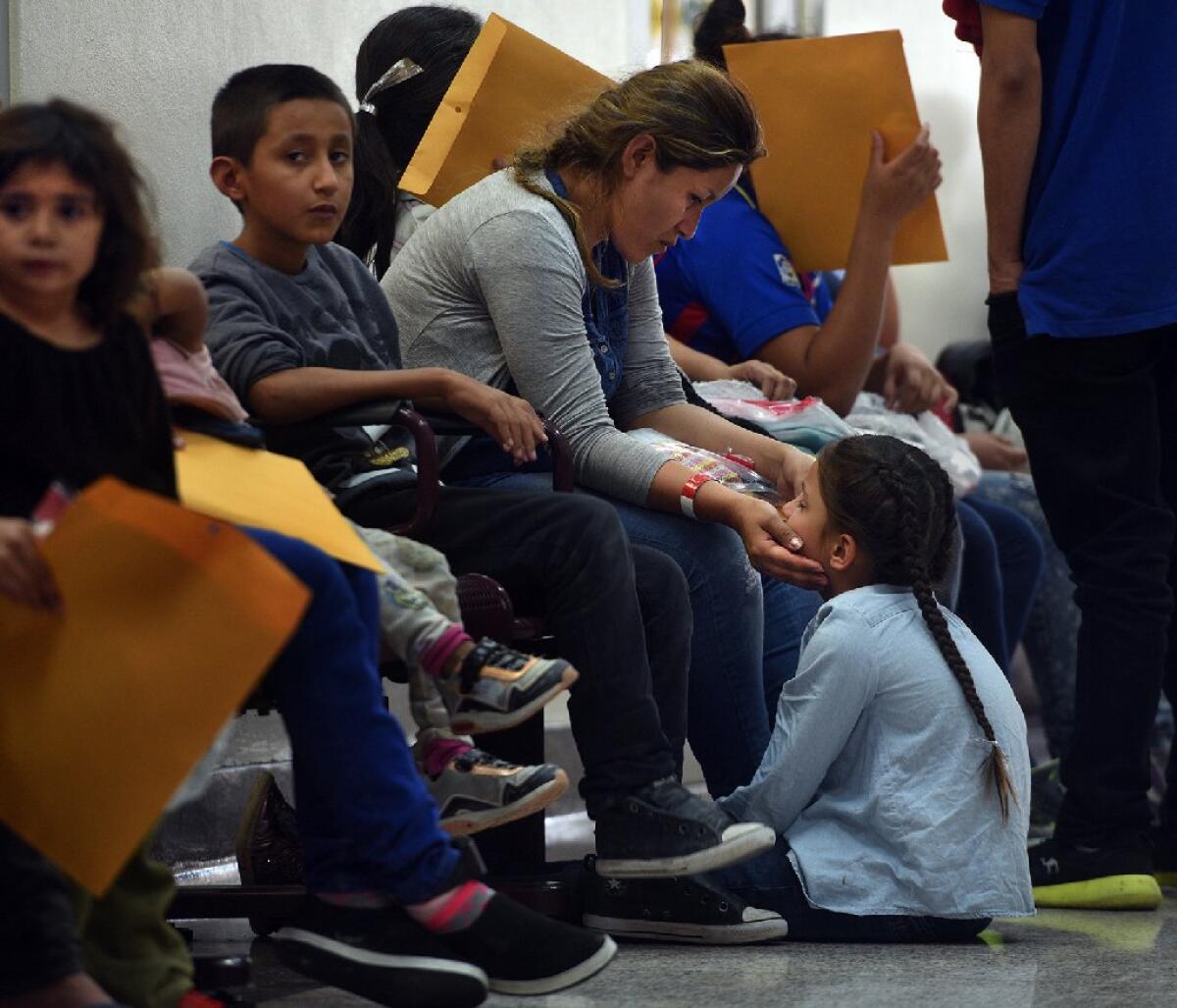 La agencia agregó dos requisitos a su manual público: que los niños que lleguen sean informados de que, si bien era esencial ser honesto con el personal, las revelaciones podrían afectar su liberación.