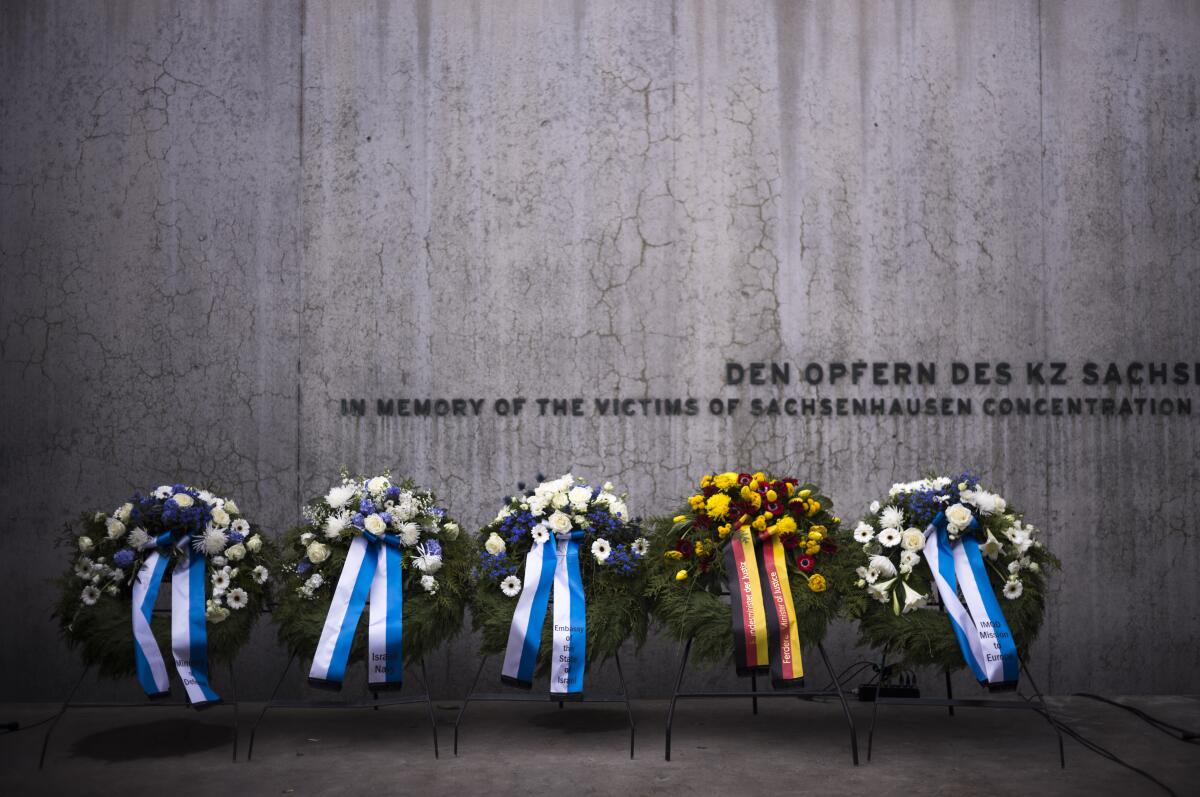 En esta imagen de archivo, coronas de flores en el memorial del campo de concentración nazi 