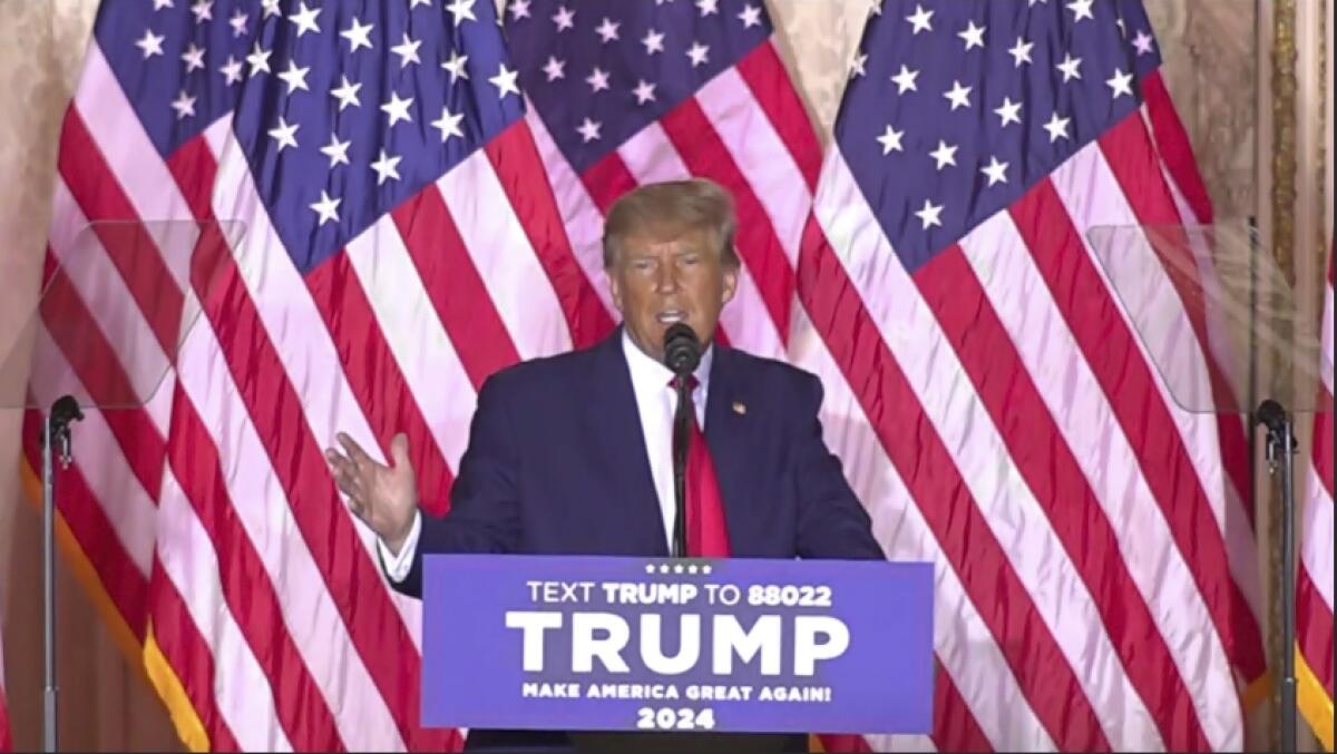 El expresidente estadounidense Donald Trump se apresta a hablar en su residencia en Mar-a-Lago, Florida,