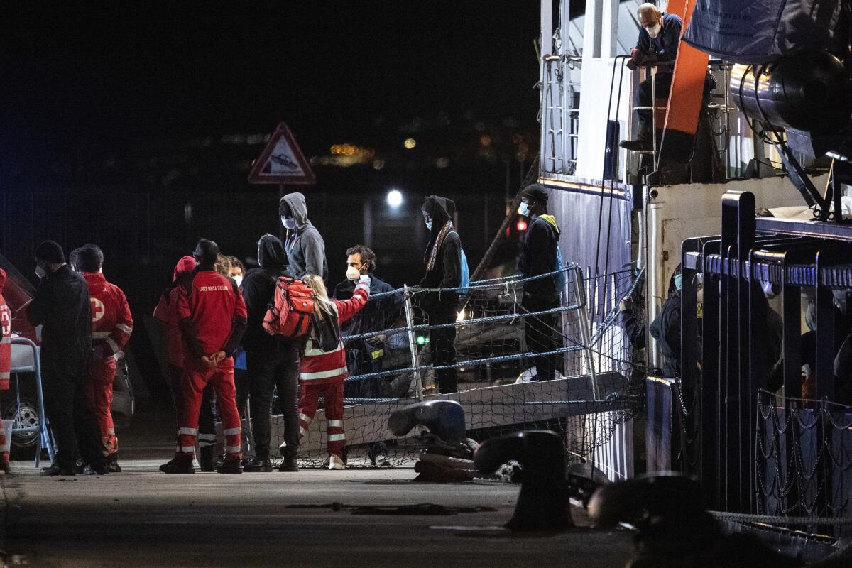 Migrantes desembarcan del buque de rescate Humanity 1, gestionado por la organización alemana SOS Humanity 