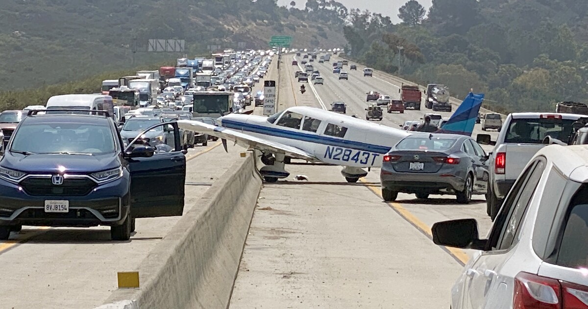 Read more about the article Pilot, passenger unhurt after touchdown aircraft on I-5 close to Del Mar