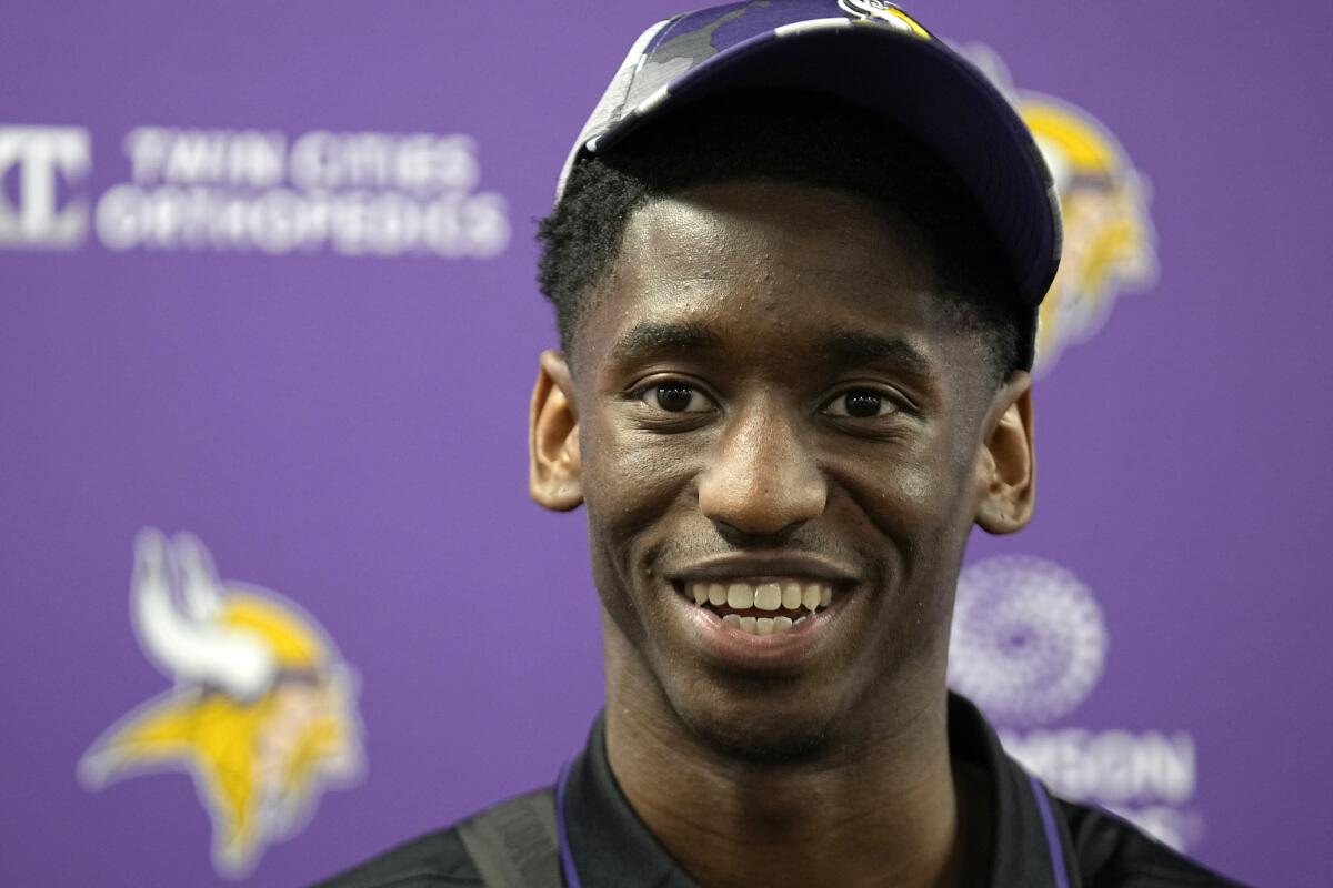 Minnesota Vikings: What to do with first pick?