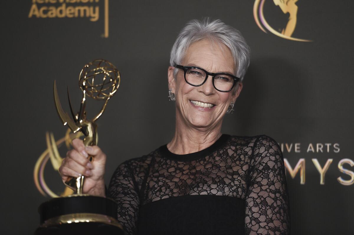 Jamie Lee Curtis posa con su premio de actriz invitada destacada en una serie 