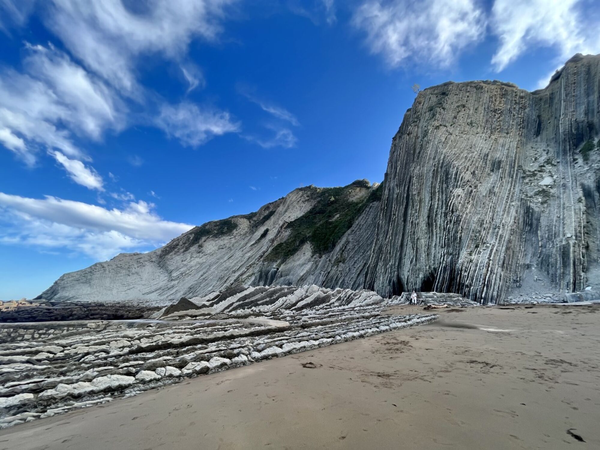 Zumaia, İspanya'daki plajda fliş kaya oluşumları.