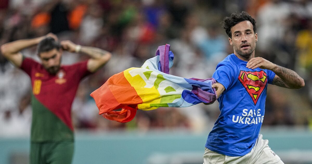 Torcedor com bandeira de arco-íris invade jogo da Copa do Mundo