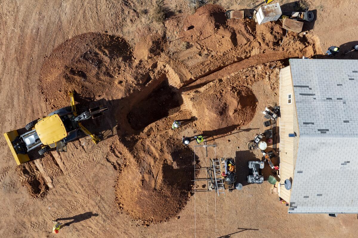 DigDeep 员工正在挖掘新的供水系统。