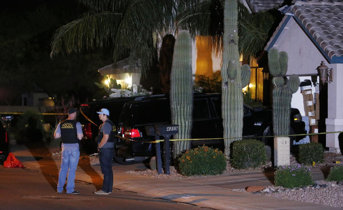 Autoridades se encontraban frente a la casa en Phoenix donde se encontraron cinco cuerpos sin vida.
